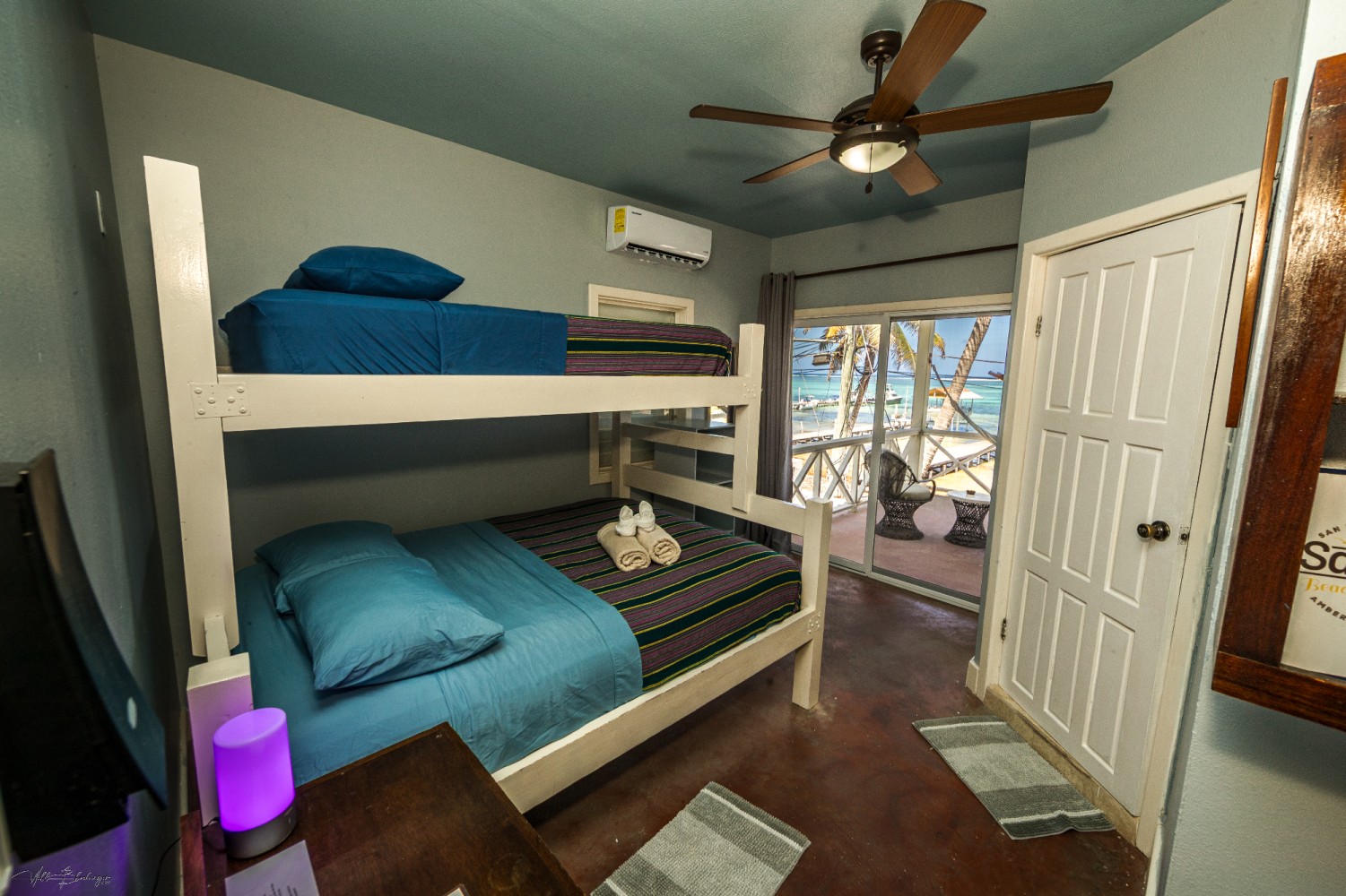 Sandbar Beachfront Hotel &amp; Hostel gallery 14