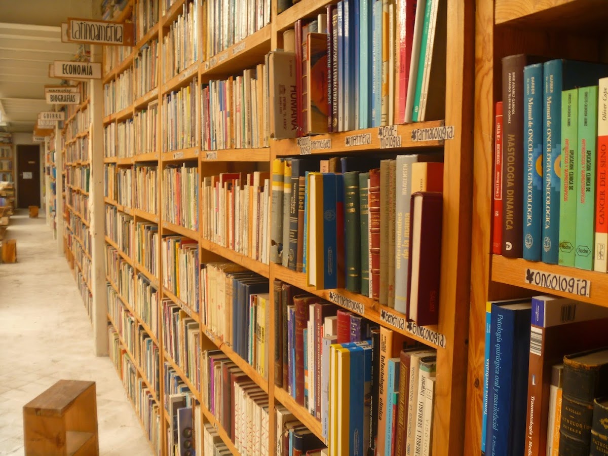 Las Tres Cruces Bookstore gallery 2