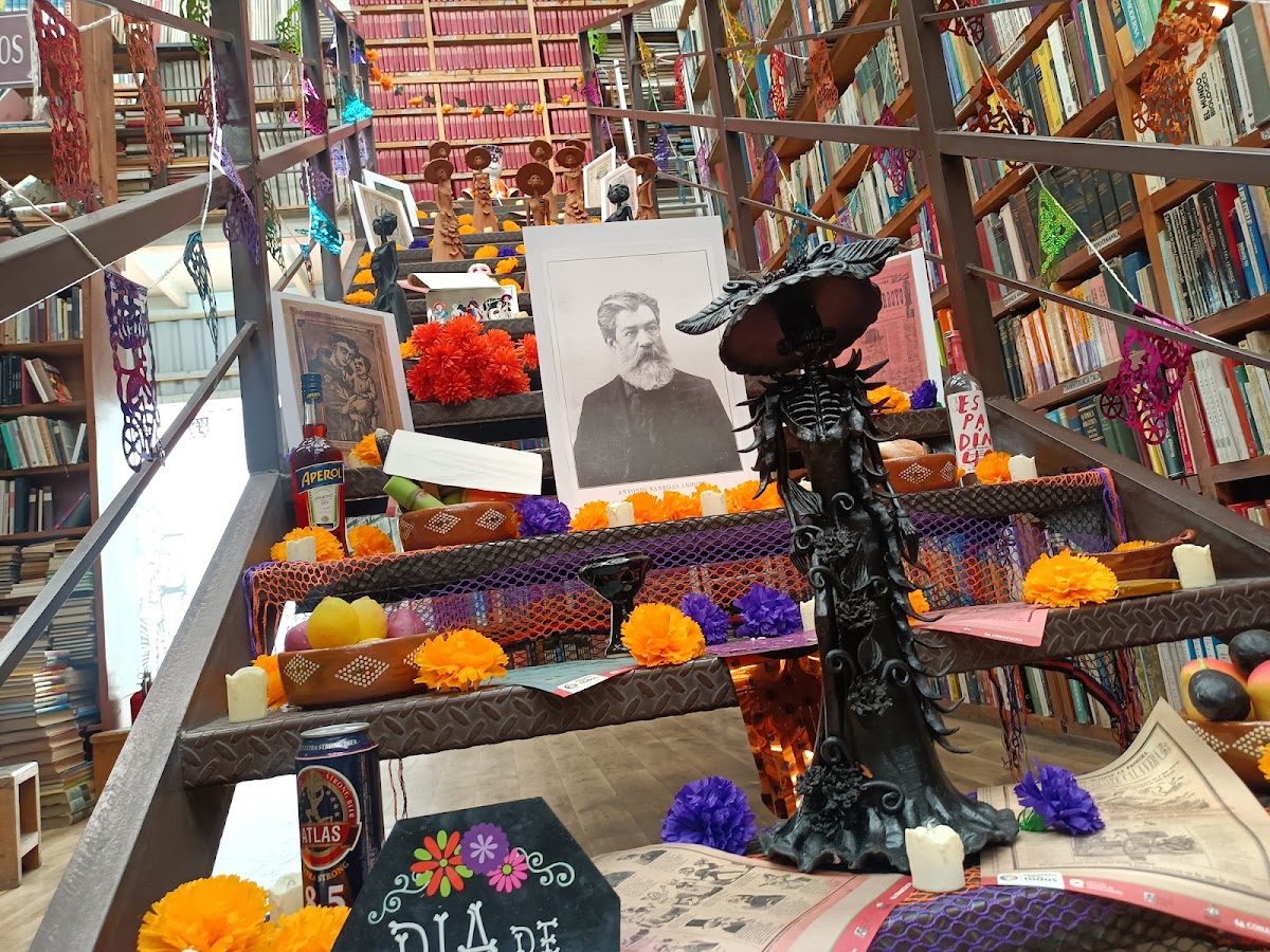 Las Tres Cruces Bookstore gallery 4