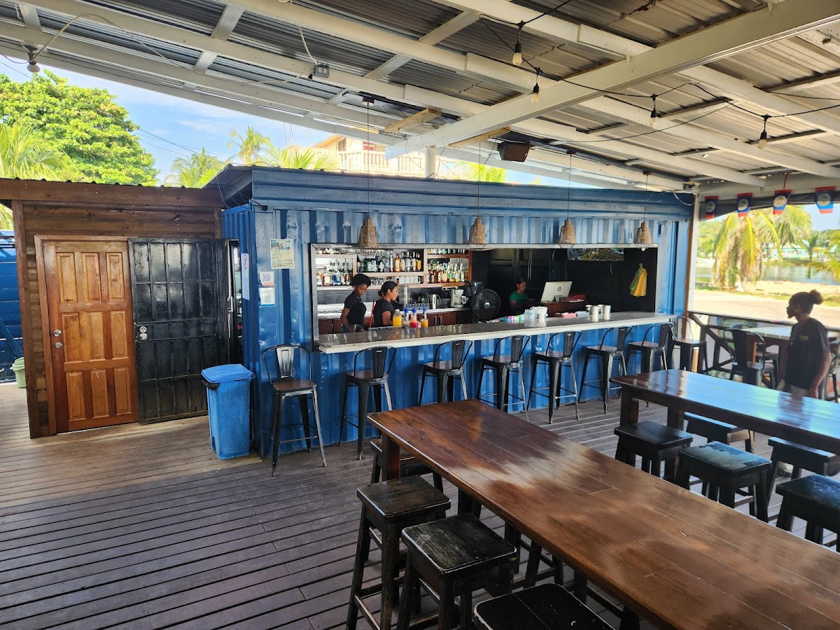 Island Breeze Bar & Grill gallery 3