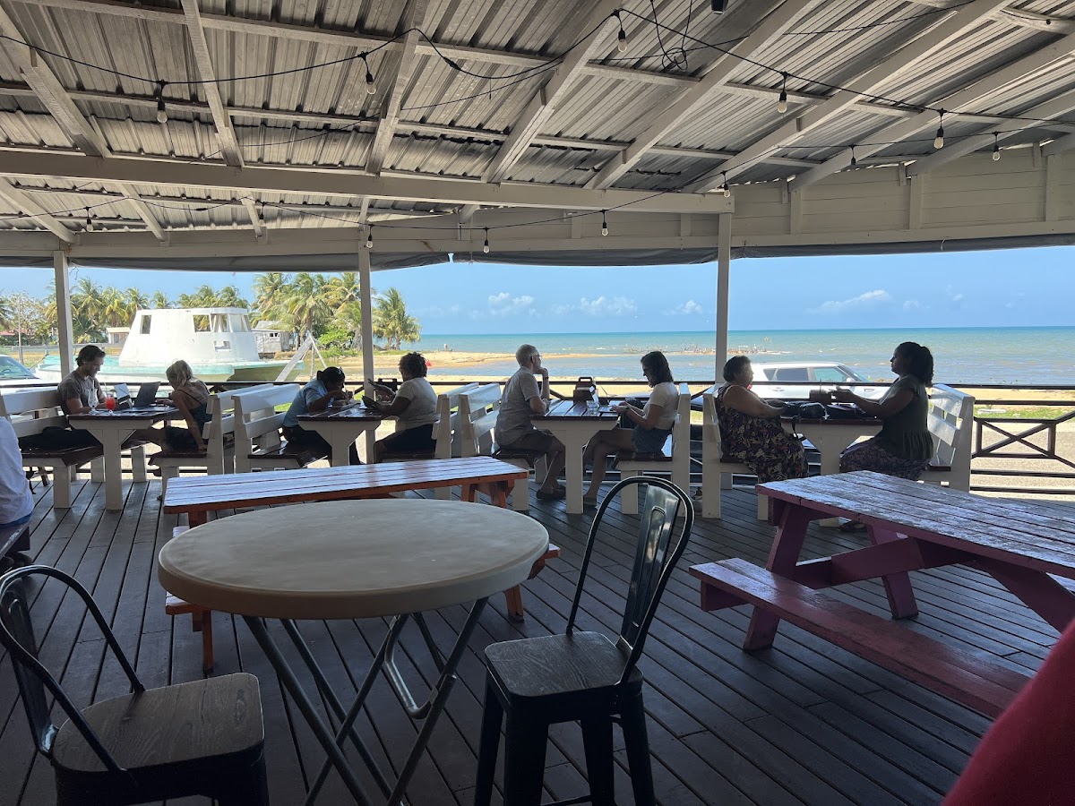 Island Breeze Bar & Grill gallery 4