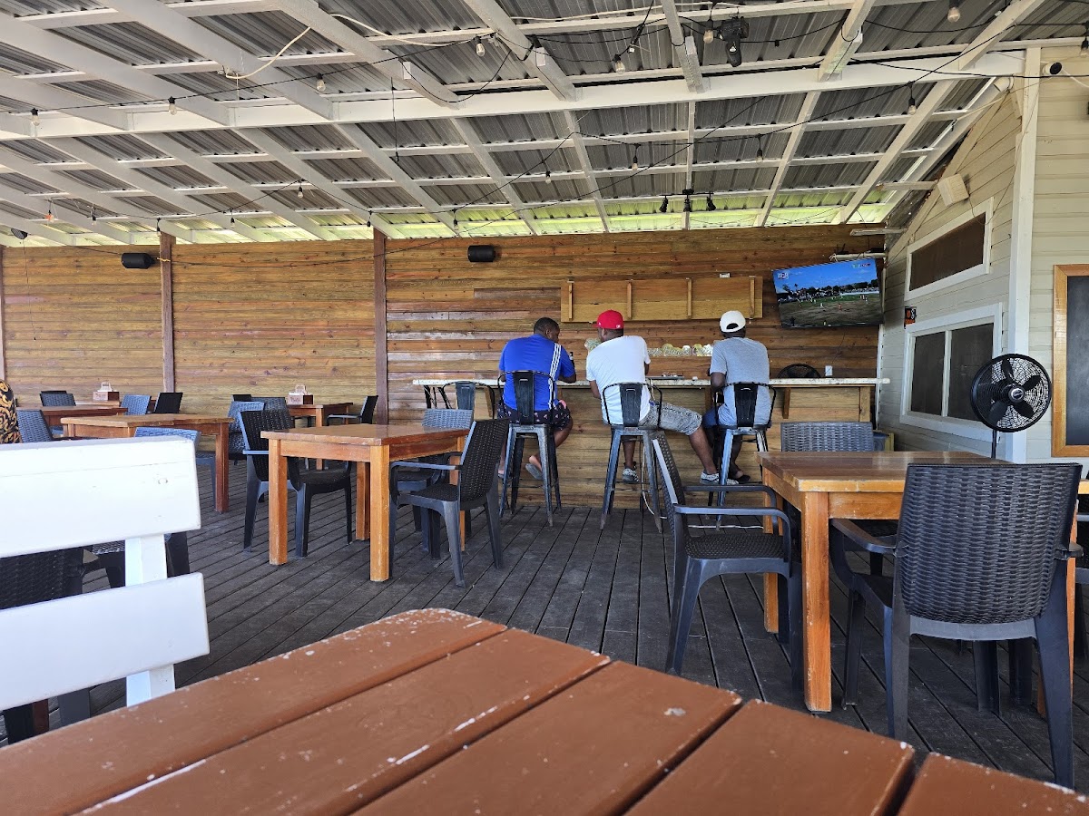 Island Breeze Bar & Grill gallery 5