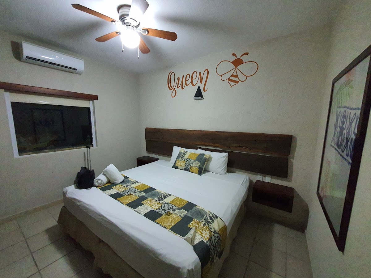 12 BEES HOTEL gallery 2
