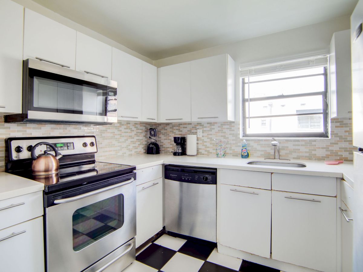 Collins 2 Bedroom with Free Parking by Deco 305 gallery 10