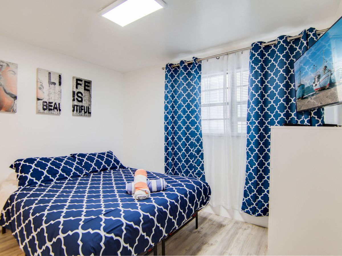 Collins 2 Bedroom with Free Parking by Deco 305 gallery 8