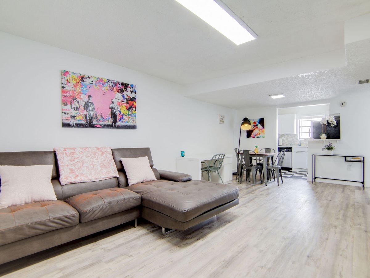 Collins 2 Bedroom with Free Parking by Deco 305 gallery 7