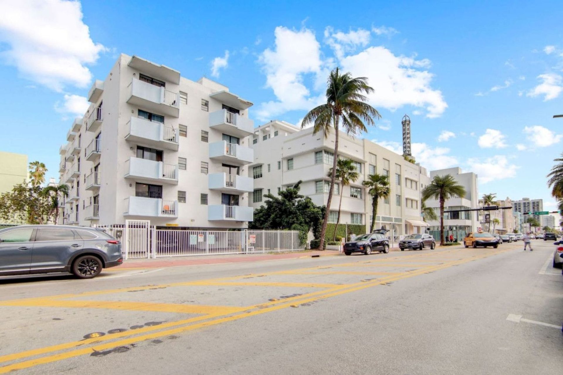 Collins 2 Bedroom with Free Parking by Deco 305 gallery 2