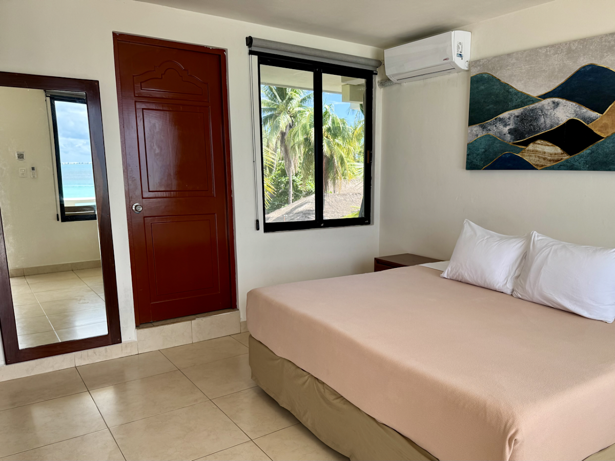 Cuxos Hotel & Chichis and Charlies gallery 10