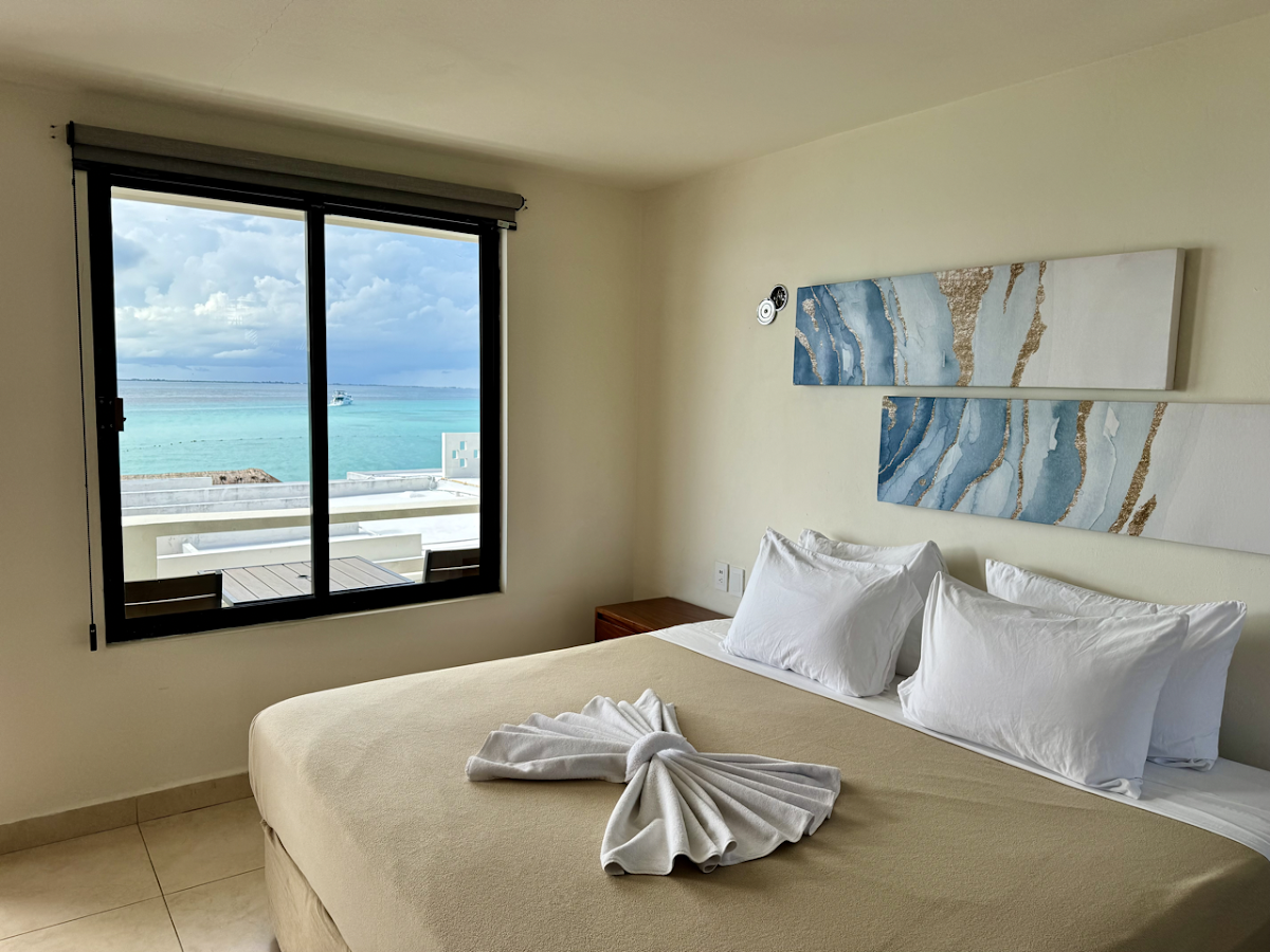 Cuxos Hotel & Chichis and Charlies gallery 7