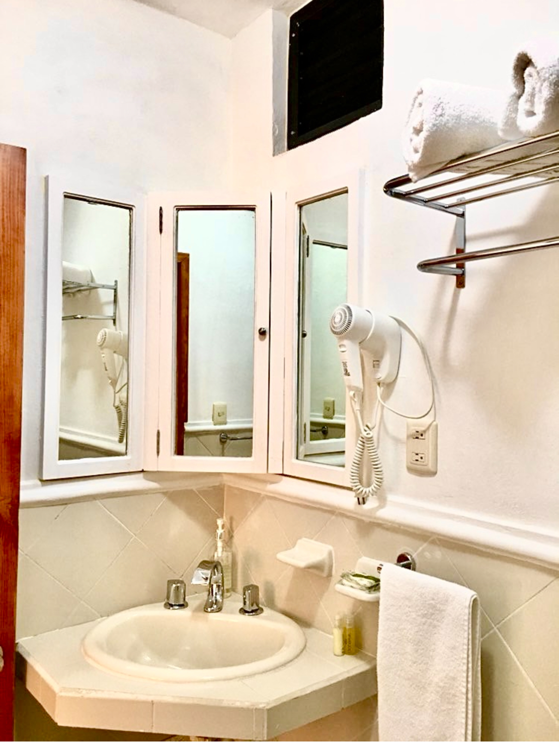 Hotel & Suites Bucaneros gallery 3