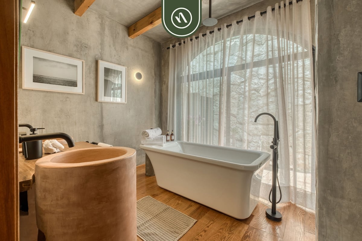 Luxury 3 BR House in Downtown - AC - Peaceful gallery 5